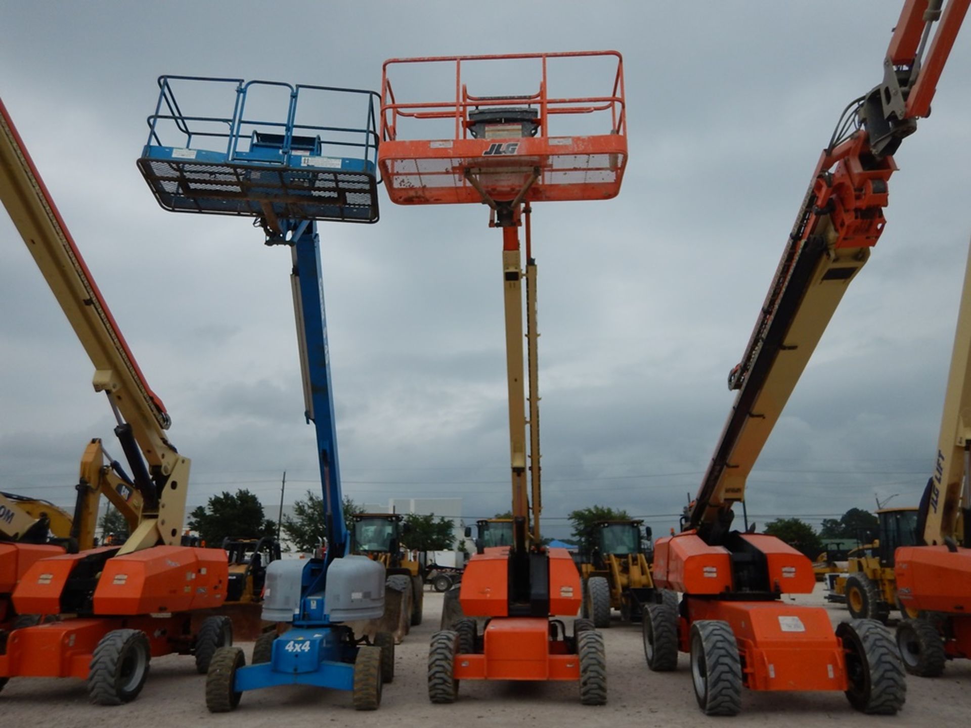 2014 JLG Model 660SJ Manlift 1,758 Hours | 66', 4WD, DIESEL ENGINE, 39X15-22.5 TIRE, VIN# 300182019 - Image 3 of 6