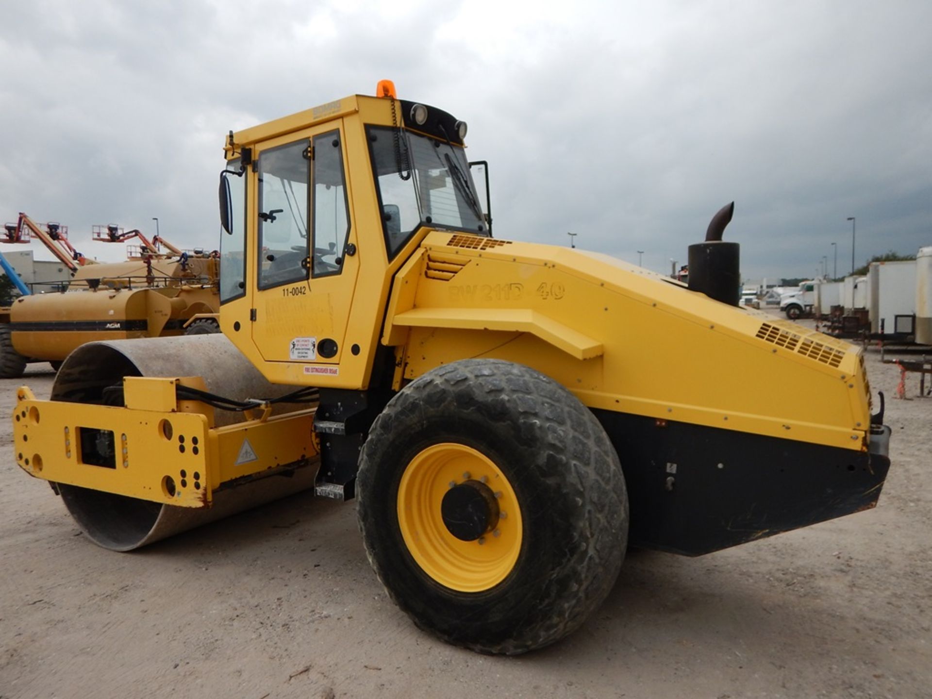 2012 Bomag Model BW211D-40 Smooth Drum Compactor 5,103 Hours | 88" SMOOTH DRUM COMPACTOR, CAB, A/ - Image 2 of 11