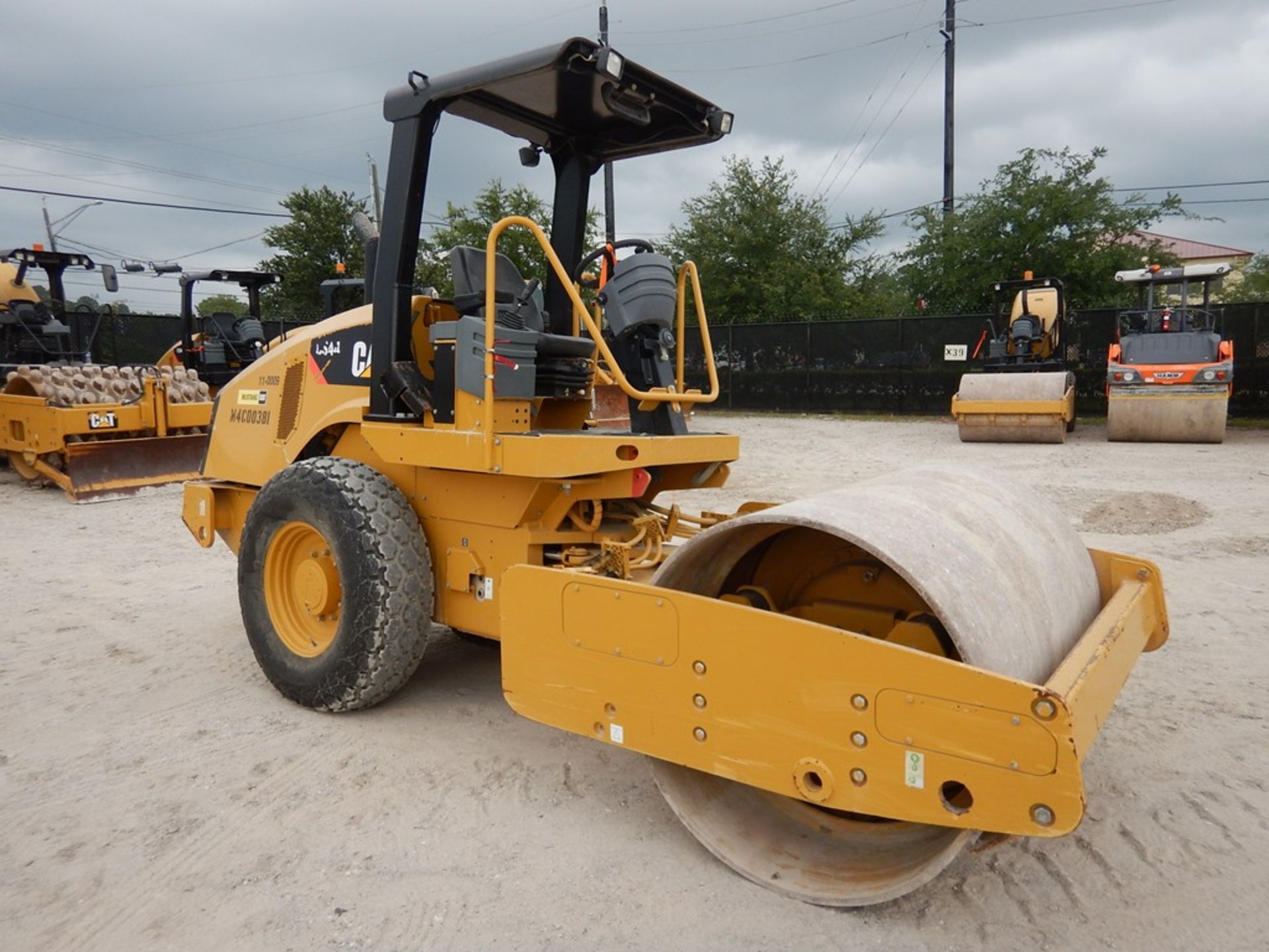 2012 Caterpillar Model CS44 Smooth Drum Compactor 958 Hours | 66" SMOOTH DRUM COMPACTOR, VIBRATORY - Image 4 of 11