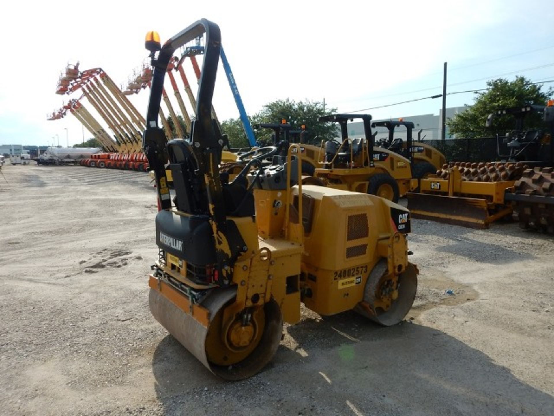 2013 Caterpillar Model CB24 Double Drum Compactor 586 Hours | 47" SMOOTH DOUBLE DRUM ROLLER, - Image 4 of 7