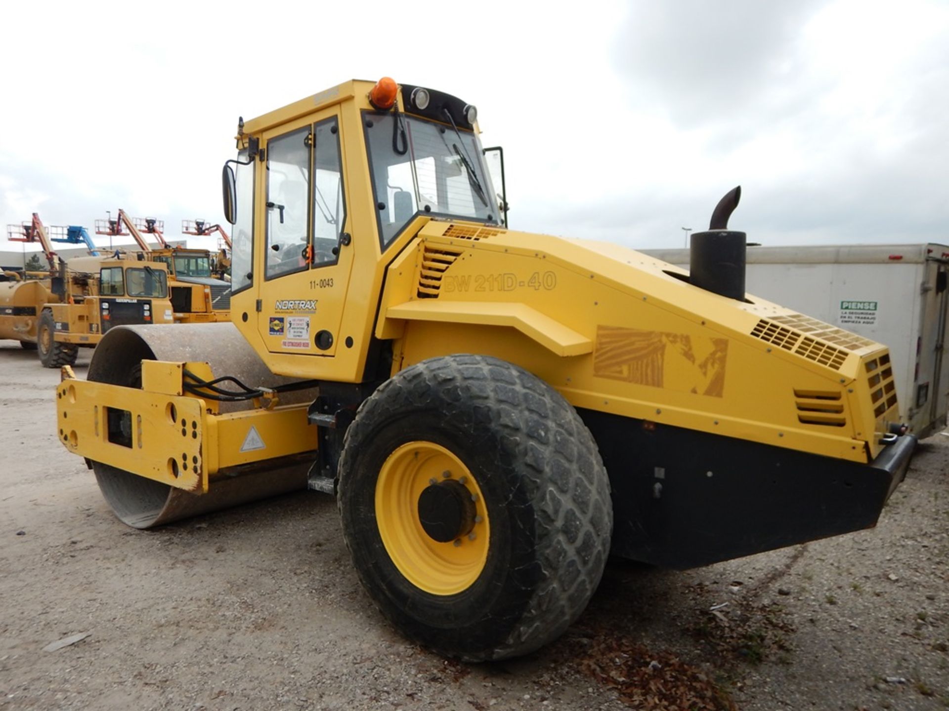 2012 Bomag Model BW211D-40 Smooth Drum Compactor 4,858 Hours | 88" SMOOTH DRUM COMPACTOR, CAB, A/ - Image 2 of 12