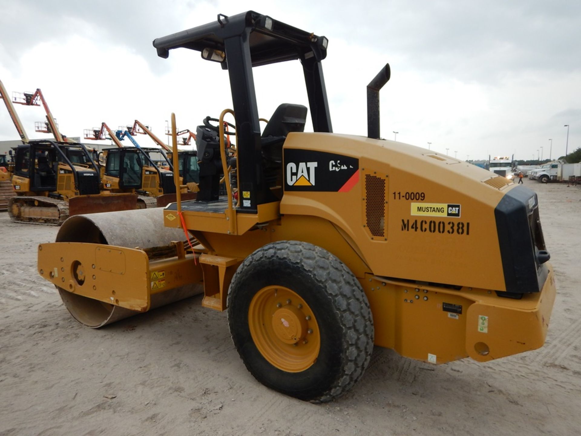 2012 Caterpillar Model CS44 Smooth Drum Compactor 958 Hours | 66" SMOOTH DRUM COMPACTOR, VIBRATORY - Image 2 of 11