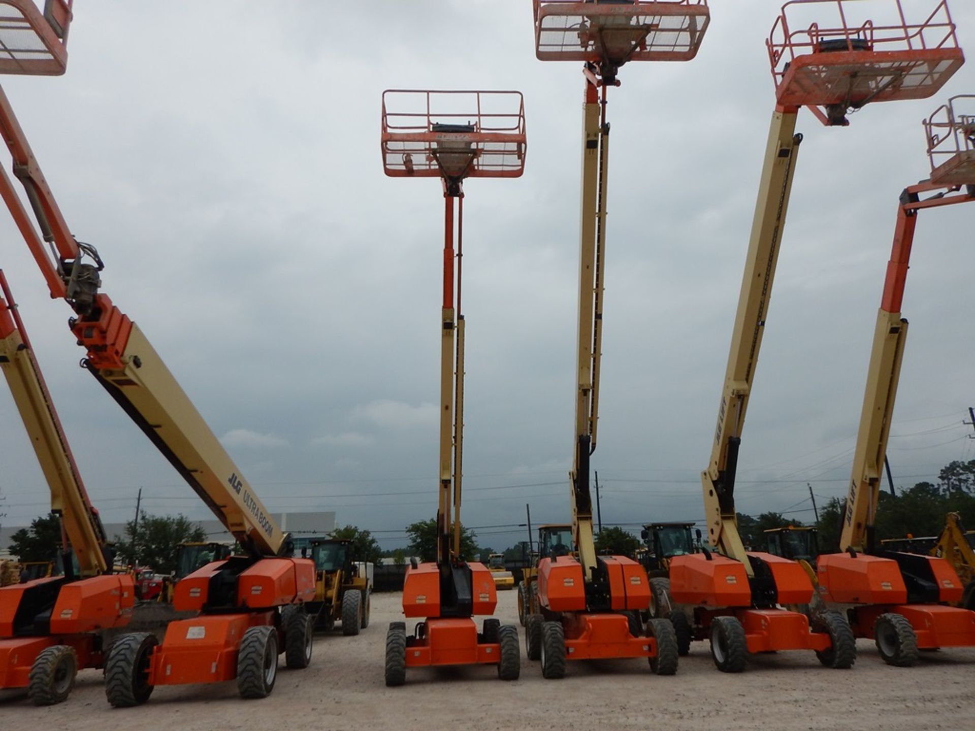 2014 JLG Model 660SJ Manlift 2,012 Hours | 66', 4WD, DIESEL ENGINE, 39X15-22.5 TIRE, VIN# 300184334 - Image 3 of 6