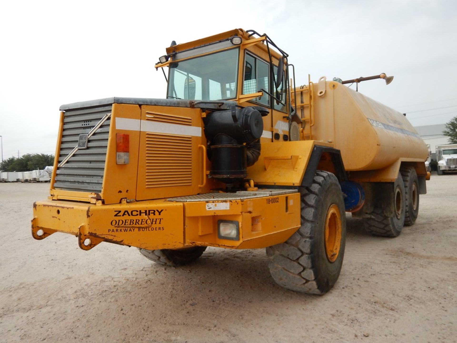 1999 Volvo Model A35C Off Highway Water Truck 13,345 Hours | CAB, A/C, WITH KLEIN 7,000 GAL TANK, - Image 4 of 8