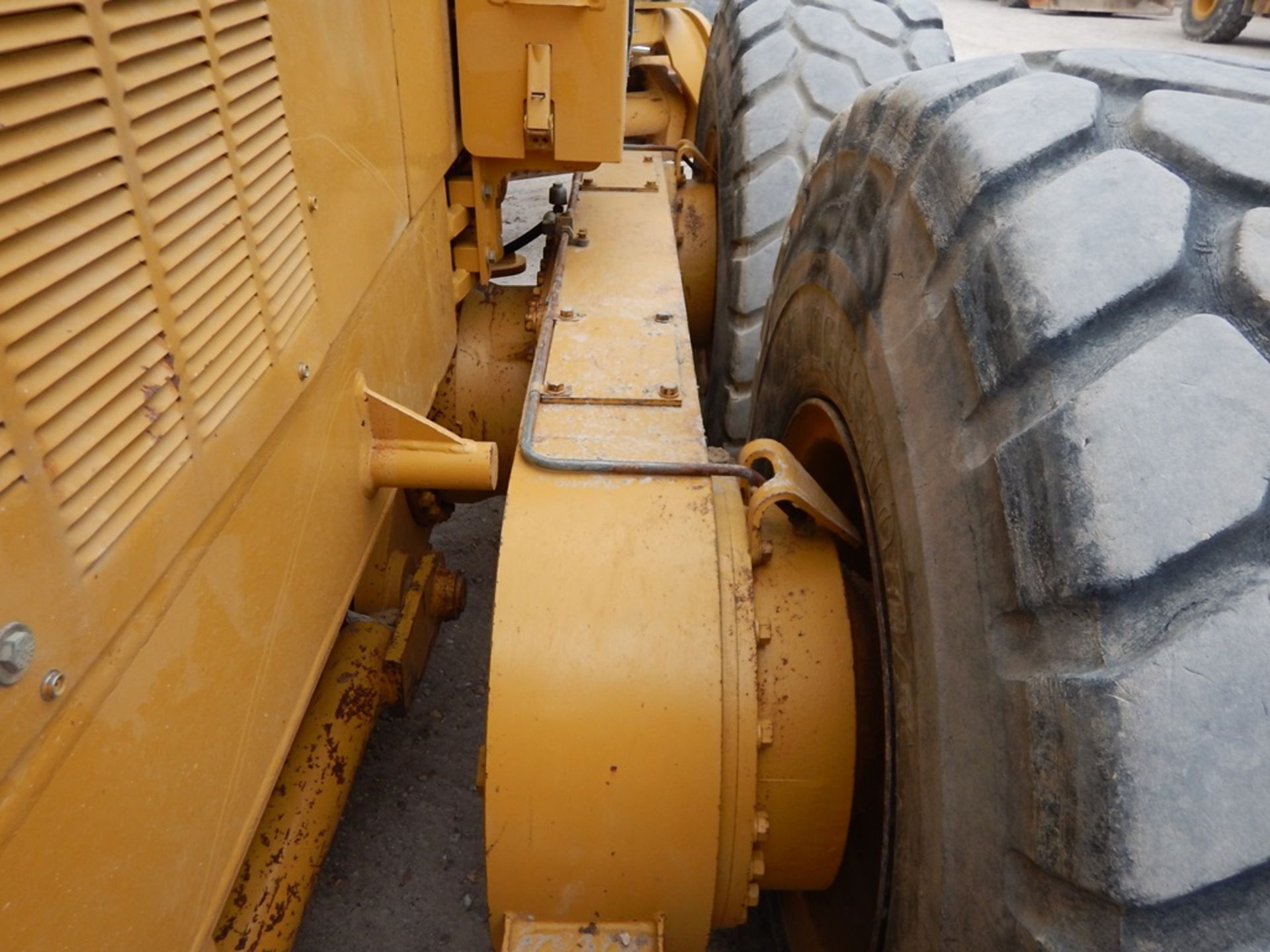 2001 Caterpillar Model 14H Motor Grader 15,711 Hours | CAB, A/C, PUSH BLOCK, 14' MOLD BOARD, CAT - Image 14 of 18