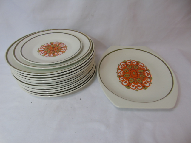 Large Meakin tea and dinner service with a 1970's orange pattern and 6 Elizabethan coffee cups and - Image 4 of 6