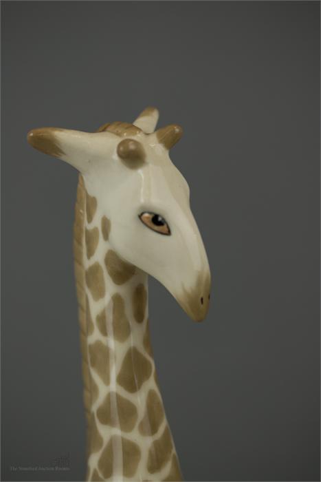 A WR Midwinter Ltd Burslem Giraffe, 30cm high, and a ceramic tiger. (2) - Image 3 of 7