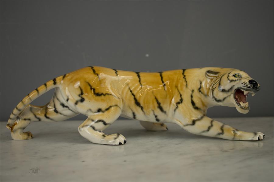 A WR Midwinter Ltd Burslem Giraffe, 30cm high, and a ceramic tiger. (2) - Image 7 of 7