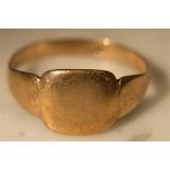 A 9ct gold signet ring, size X, 3.8g.