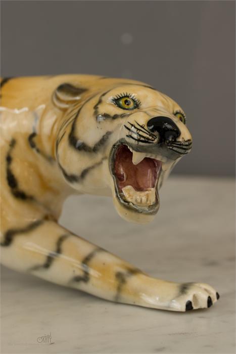 A WR Midwinter Ltd Burslem Giraffe, 30cm high, and a ceramic tiger. (2) - Image 4 of 7