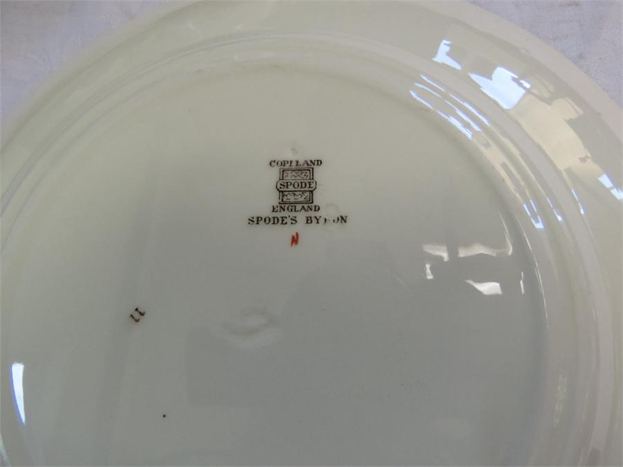 An eight piece Copeland Spode dinner service in the Byron pattern. - Image 3 of 45