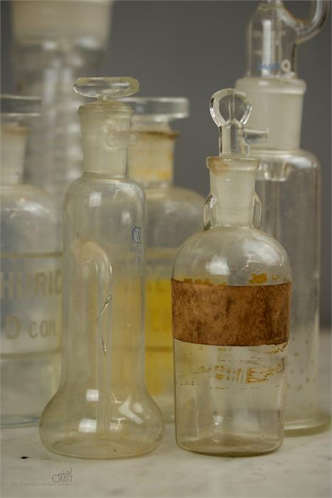 A group of laboratory chemistry glass bottles, one - Image 2 of 4