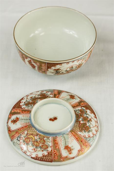 A Japanese Imari lidded bowl & cover, possibly Edo period. - Image 6 of 30