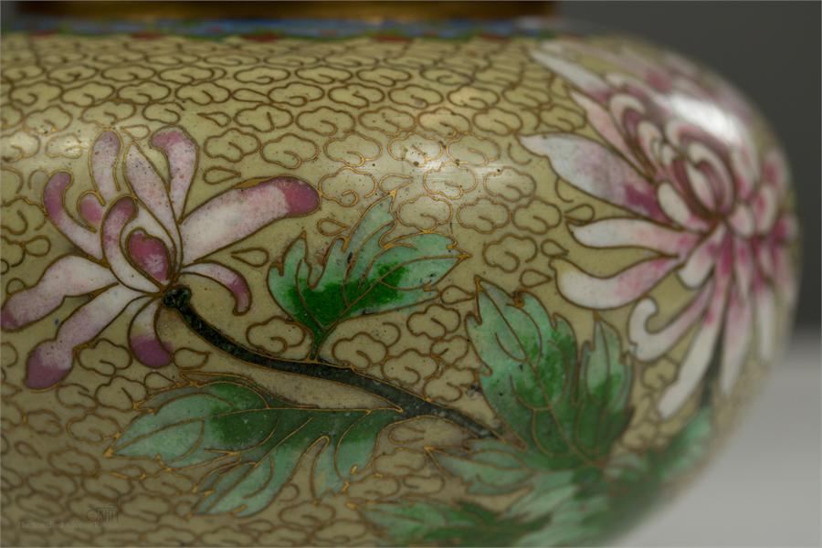 A Cloisonne jar and cover depicting peonies. - Image 2 of 2