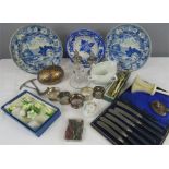 A miscellaneous quantity to include two Italian blue and white plates, a silver plated salt &