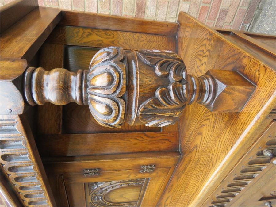 A reproduction oak court cupboard with baluster supports and canted top section. - Image 3 of 3