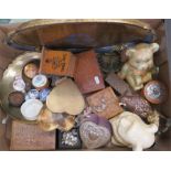 A quantity of miscellaneous trinket boxes and other sundries.