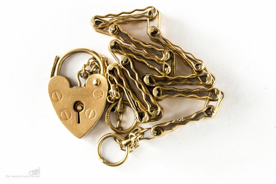 A 9ct gold gate bracelet with heart form clasp, 9g