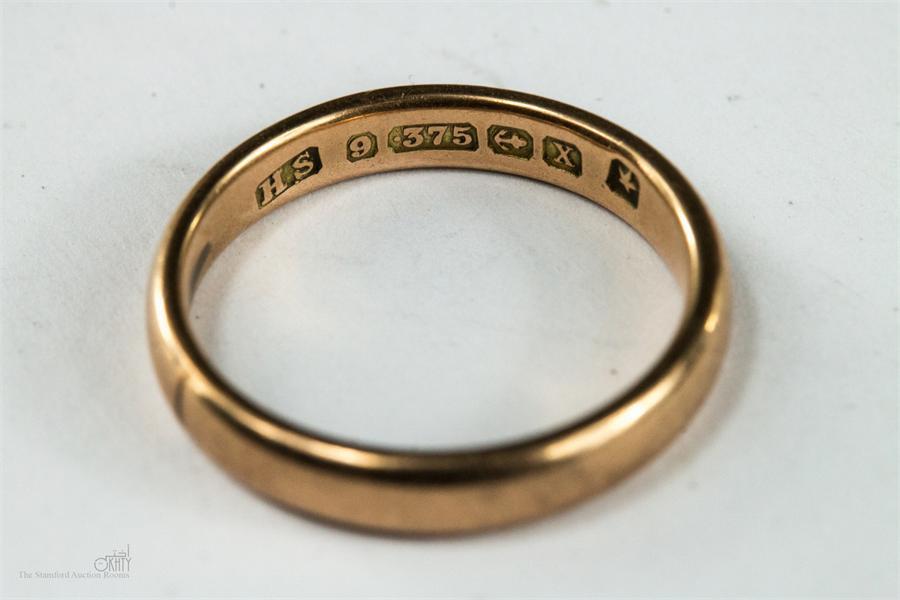A 9ct gold wedding band, size K 2.7g.
