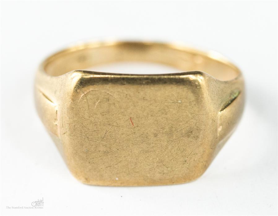 A 9ct gold signet ring with worn hall marks, size N/O, 3.8g.