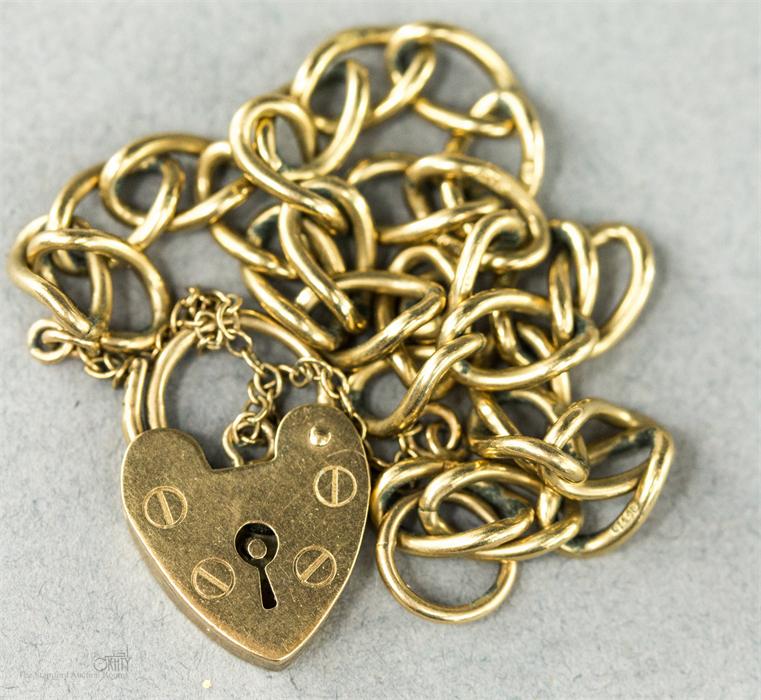 A 9ct gold chain bracelet with heart form clasp, 8.5g.