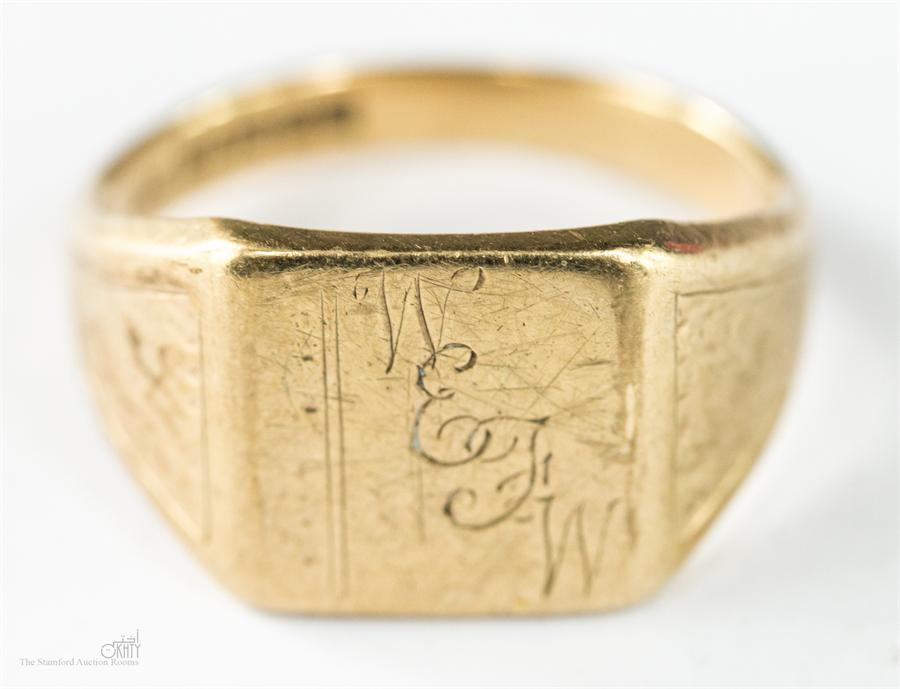 A 9ct gold signet ring, bearing engraved initials, size U, 6.8g.