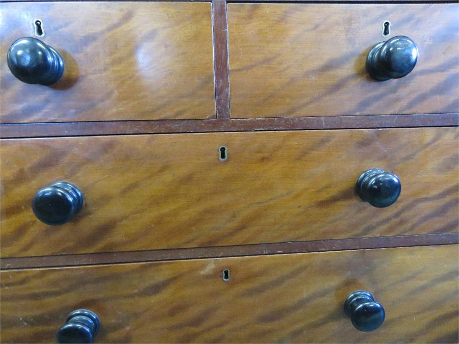 A Victorian mahogany chest of drawers with two short over three long graduated drawers and turned - Image 2 of 3