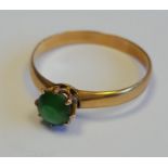 A gold and malachite ring, unmarked, 1.4g.