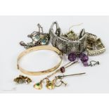 A group of jewellery to include two 9ct gold brooches, a 9ct gold bangle with metal core, and