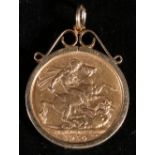 Edward VII gold sovereign pendant, in scroll pendant frame, 1910, 10g, 3.5cm.