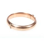 9ct gold bangle, 28,