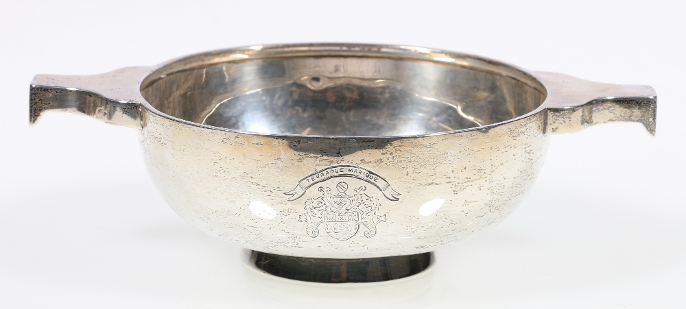 Silver quaich, makers Wilson & Sharpe with engraved coat-of-arms, Edinburgh 1934, 109g, 4.