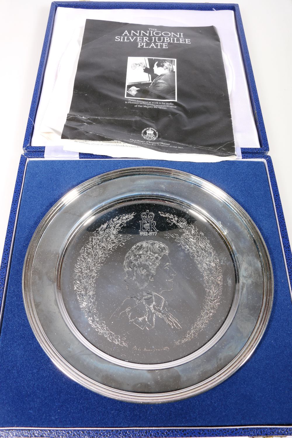 The Annigoni Royal silver jubilee plate, cased, 845g, 23cm.