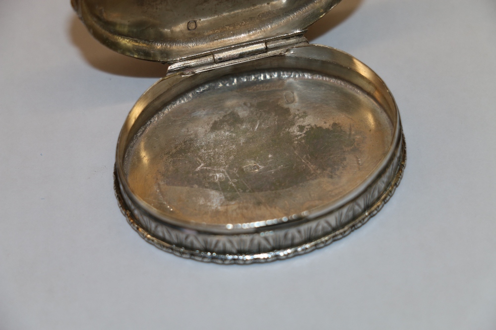 French silver oval pill box, engraved with scrolling foliage, hallmarked, 21g, 4.5cm. - Image 2 of 2