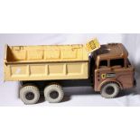 Louis Marx & Co large scale pressed steel hydraulic dump truck, 52cm long.