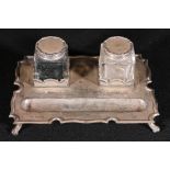 Silver inkstand of serpentine rectangular form, London 1927, approx. 345g, 20cm.