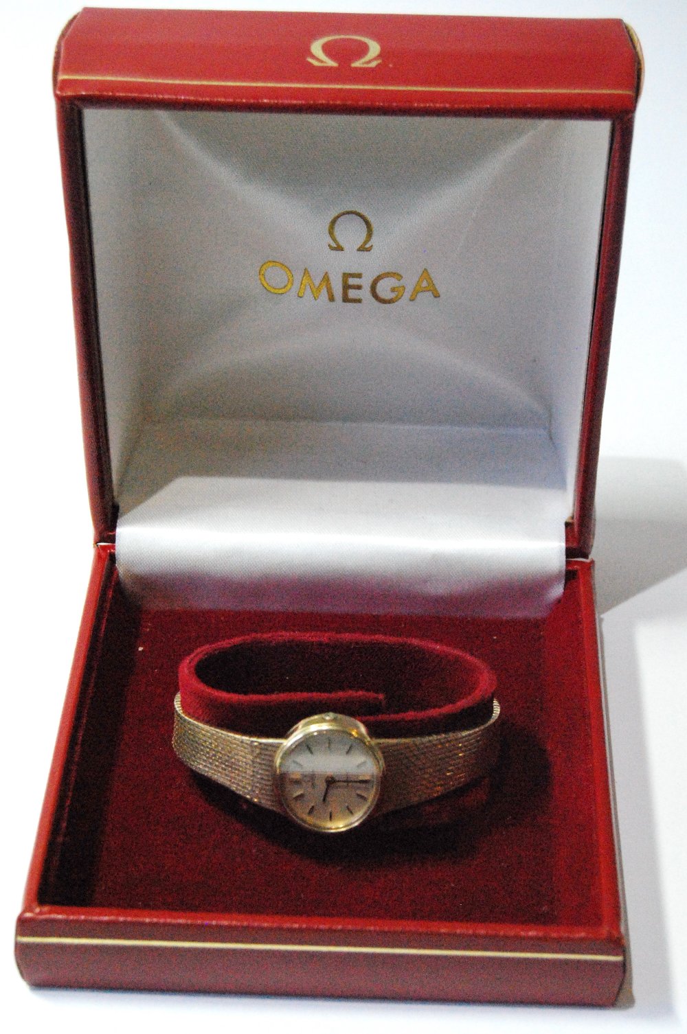 Lady's Omega quartz '375' gold bracelet watch, with box. - Image 3 of 3