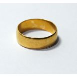 22ct gold band ring. Condition Report 5.9g.