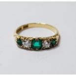 Edwardian half hoop ring with three emeralds and two diamond brilliants, in gold, '18ct',