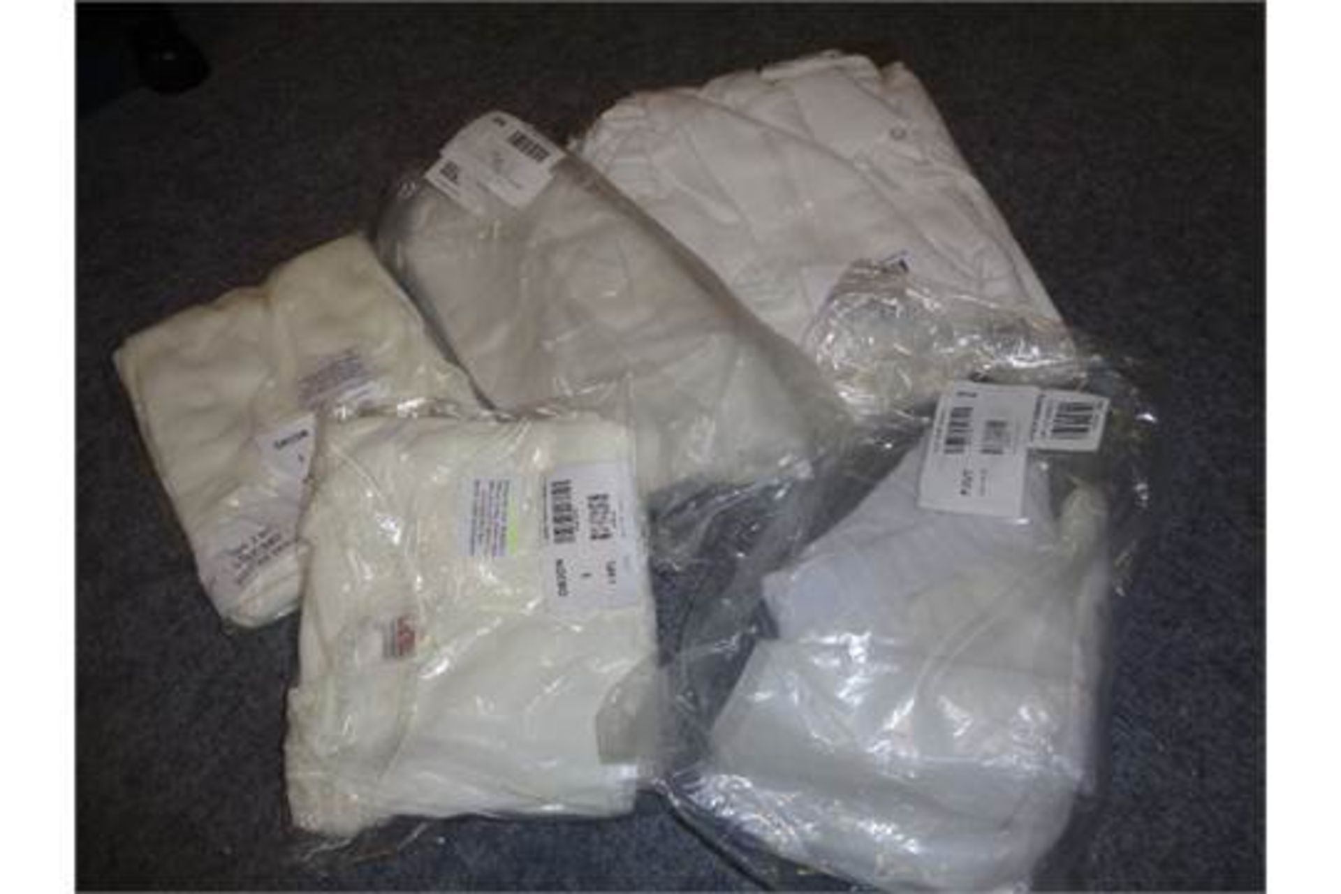 ASSORTMENT 0F 5 CLOTHING ITEMS INC, UNISEX 3 PACK OF POLO SHIRTS (DELIVERY BAND A)