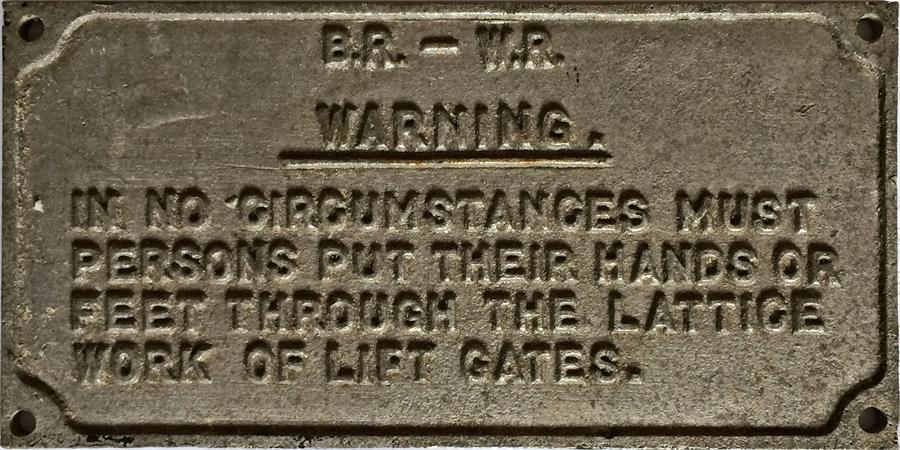 A British Railways Western Region small cast alloy SIGN 'B.R. - W.R. Warning. In no circumstances - Image 3 of 4