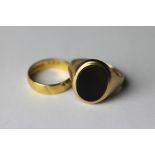 A 9ct yellow gold and onyx set gentleman's ring and a 22ct yellow gold ladies band, weight 3.