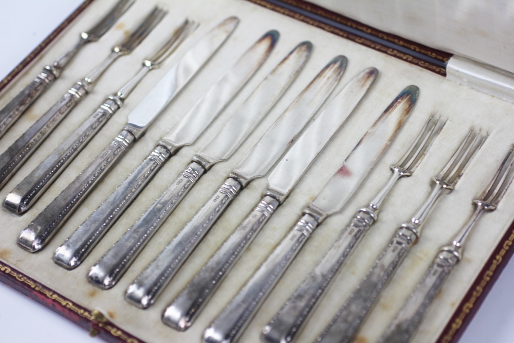 An Edwardian cased set of six silver desert knives and forks, Thomas Bradbury and Sons Ltd, - Bild 2 aus 2