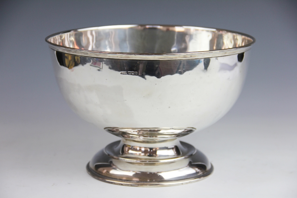 A large silver pedestal bowl Daniel George Collins, Sheffield 1908, of plain polished form, - Image 2 of 2