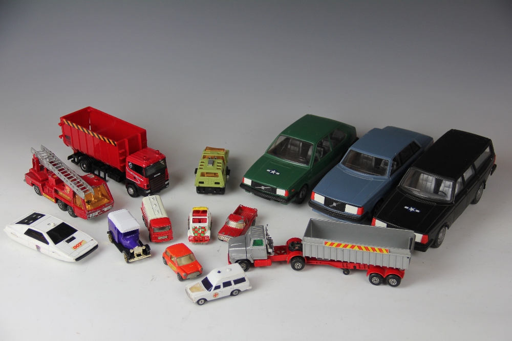 A collection of die cast and other collectors vehicles,