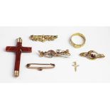 A selection of jewellery, to include; a banded agate set cross pendant, a mourning ring dated '86,