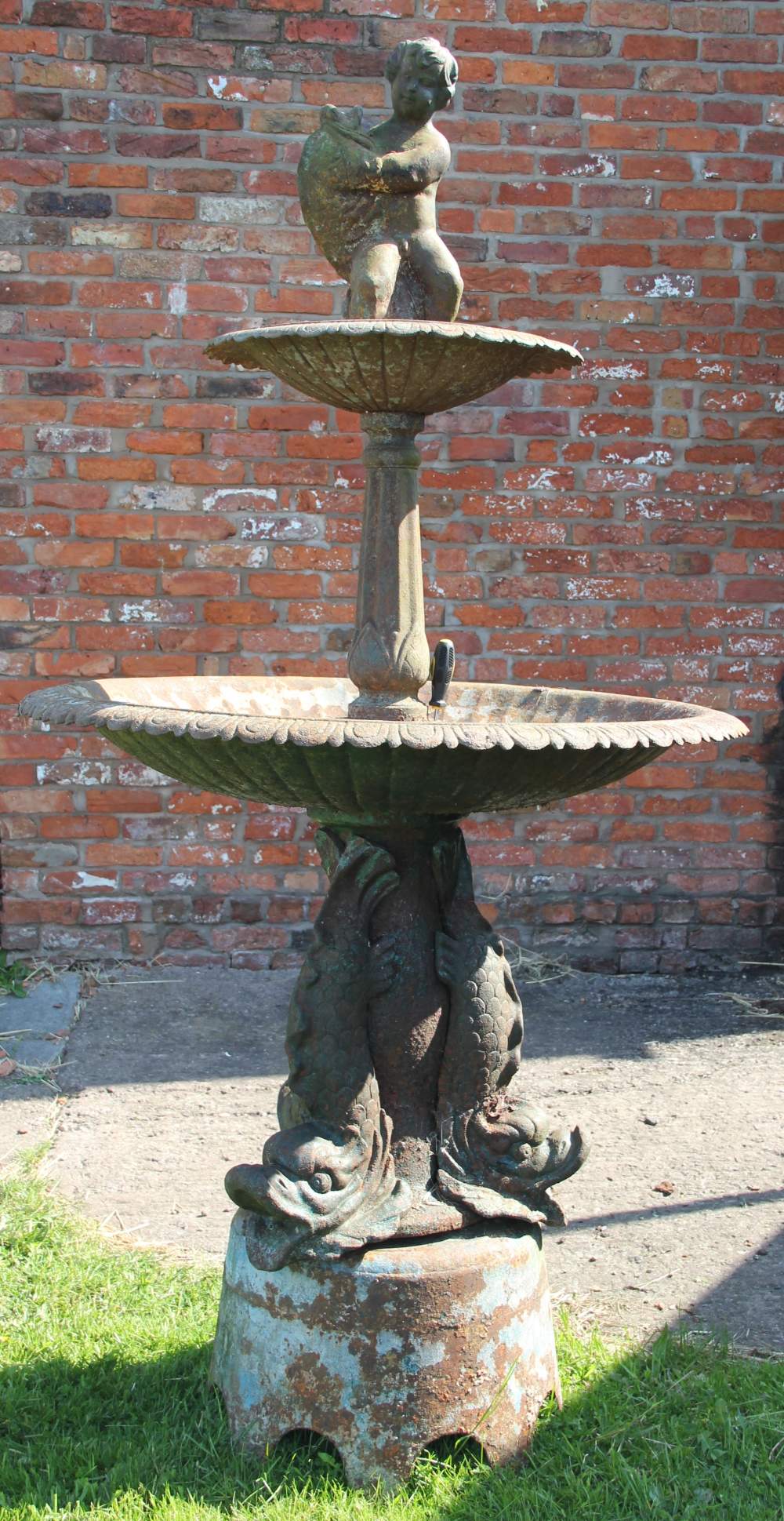 A cast iron garden fountain, modelled with a cherub below a circular pool, on dolphin base, - Bild 3 aus 6