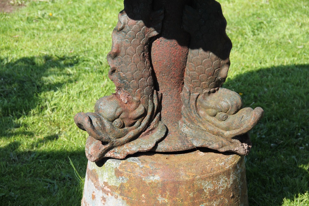 A cast iron garden fountain, modelled with a cherub below a circular pool, on dolphin base, - Bild 2 aus 6