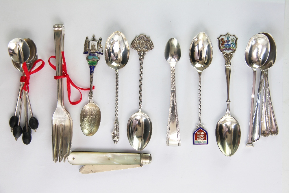 An assortment of silver flatware, to include six silver grapefruit spoons, Sheffield 1928, - Bild 2 aus 2