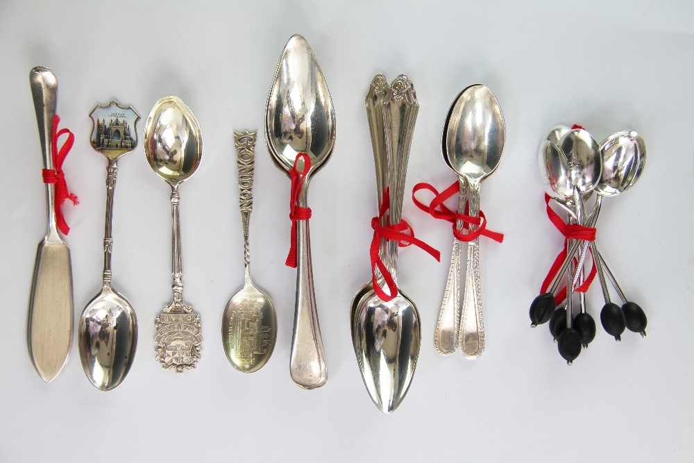 An assortment of silver flatware, to include six silver grapefruit spoons, Sheffield 1928,